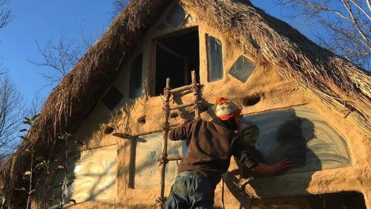 Эко-хата: парень собственноручно строит стильный дом на Закарпатье Эко-хата: парень собственноручно строит стильный дом на Закарпатье